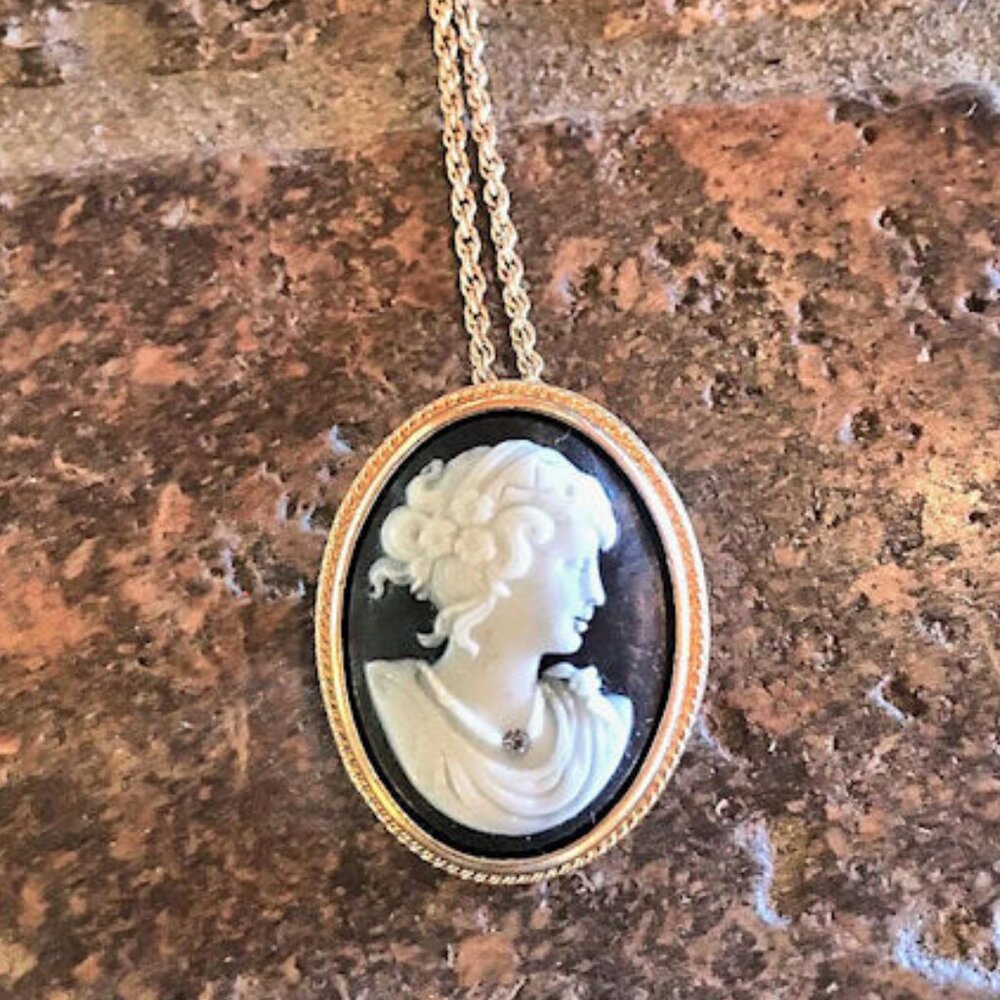 Cameo Necklace Gold Chain Blue and White Cameo - Picture 3 of 3